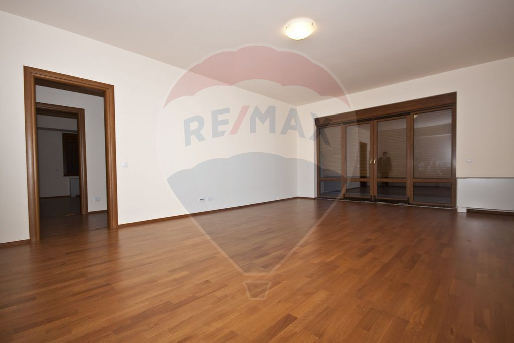 INCHIRIERE Apartament cu 3 camere in zona Aviatiei
