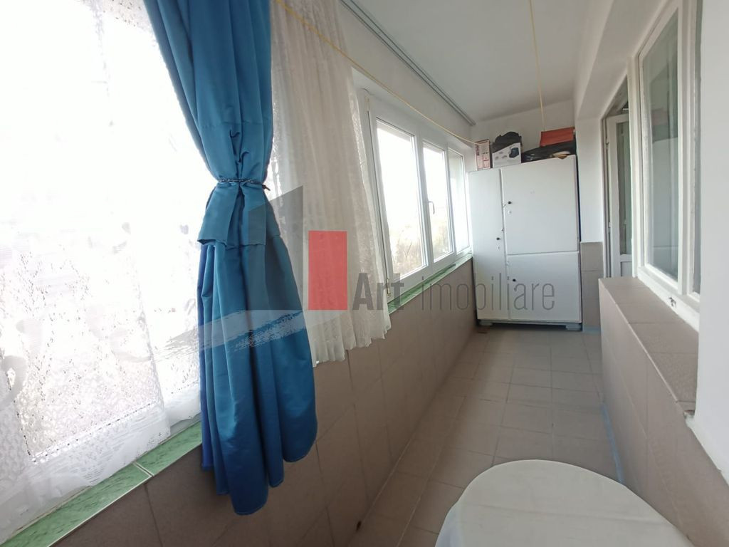 Vânzare apartament 3 camere semidecomandat Bd. Obregia -...