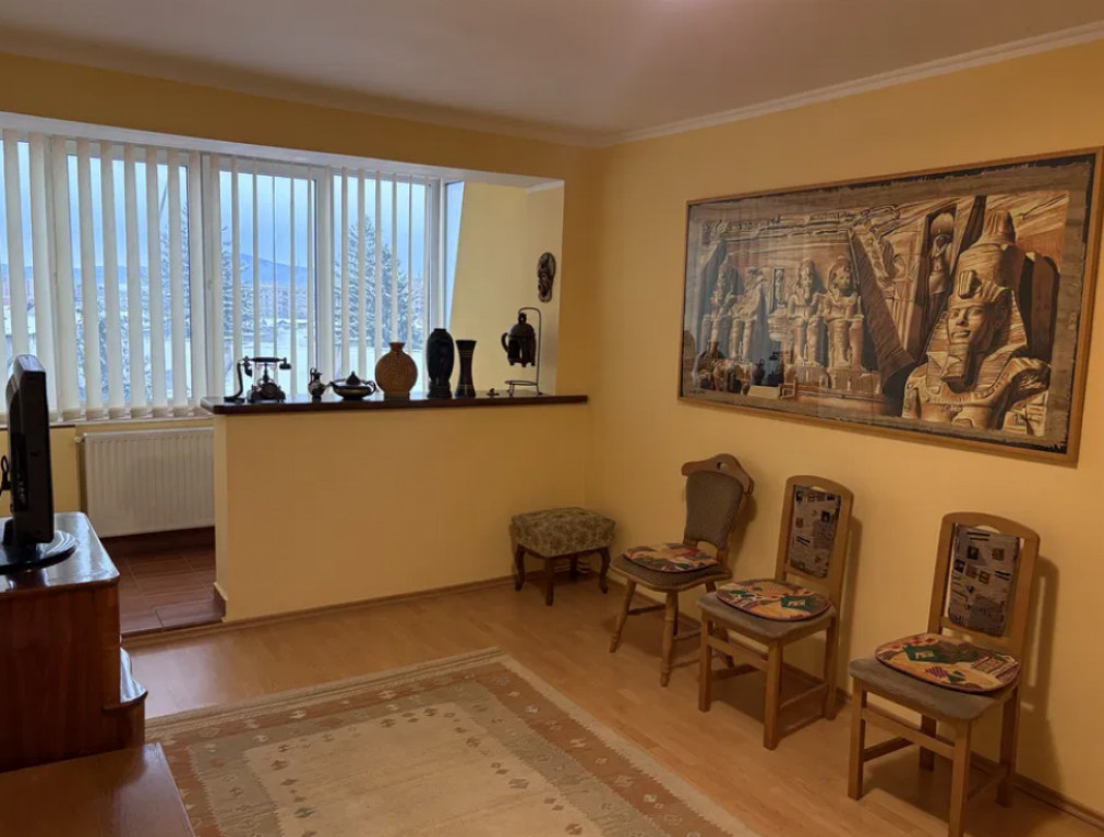 Apartament 4 camere, semidecomandat - zona Garii