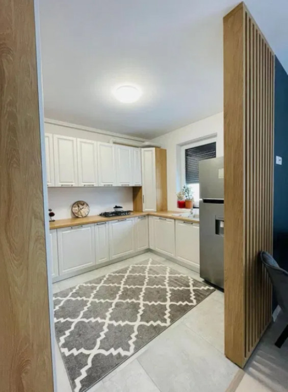 Apartament 3 camere, decomandat - zona Tractorul