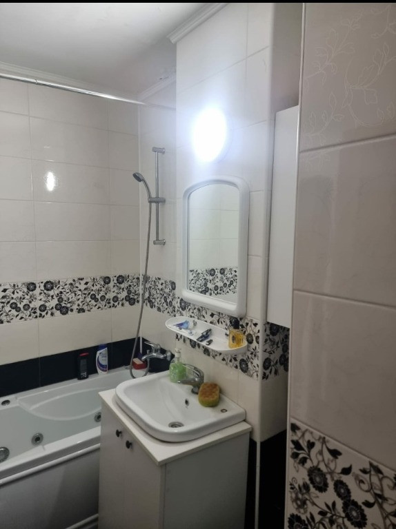 Apartament cu 2 camere decomandate zona Burdujeni