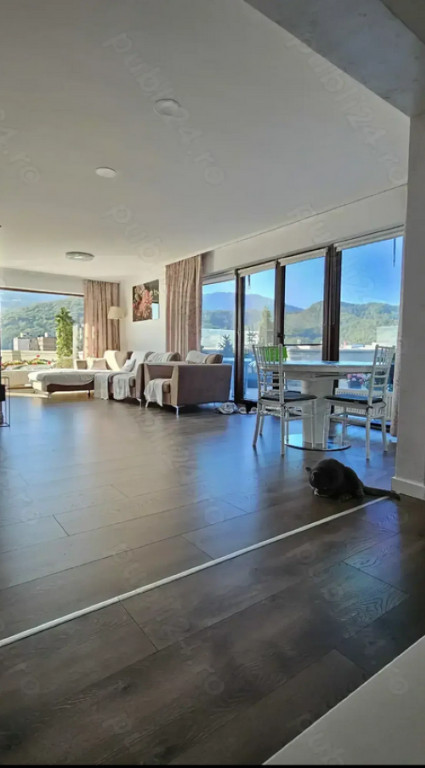 Penthouse cu 5 camere, decomandat - zona Noua
