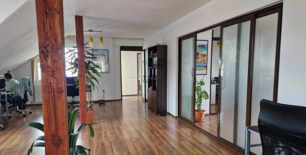 Spatiu comercial 120 mp cu 3 incaperi si locuri de parcare,