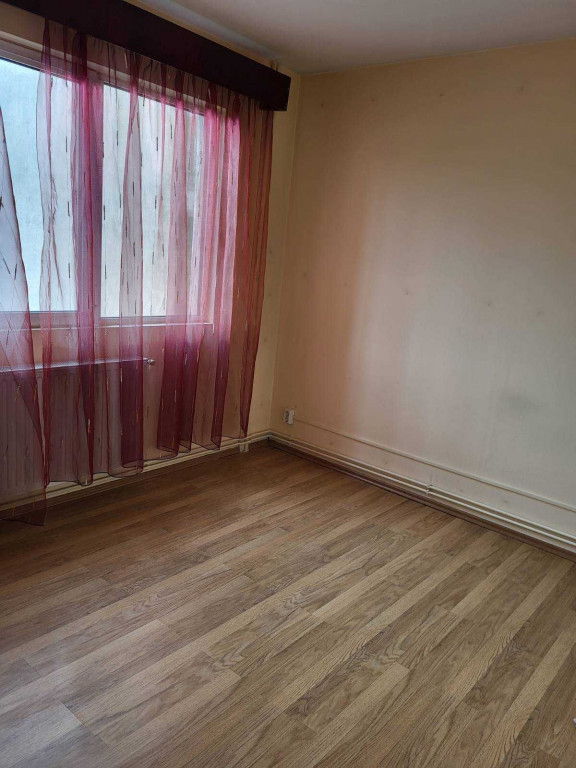 Apartament 3 camere zona Garii,etajul 1,2 balcoane,liber,11