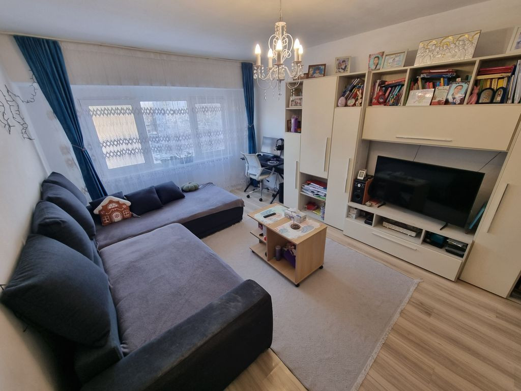 Apartament decomandat zona CET