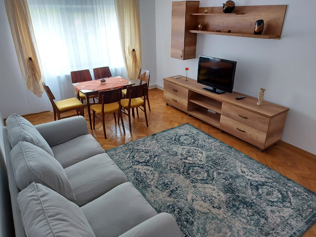 Închiriez apartament decomandat 2 camere etaj 2 din 4, Piata Centrala