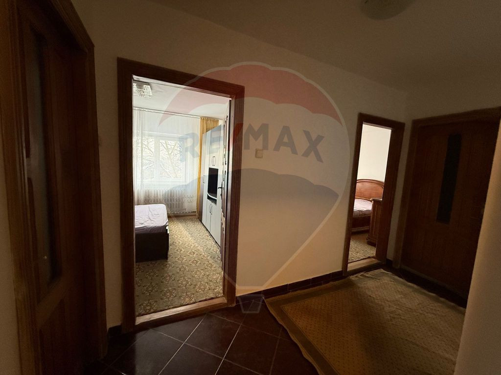 Apartament cu 3 camere de închiriat în zona 1 Mai