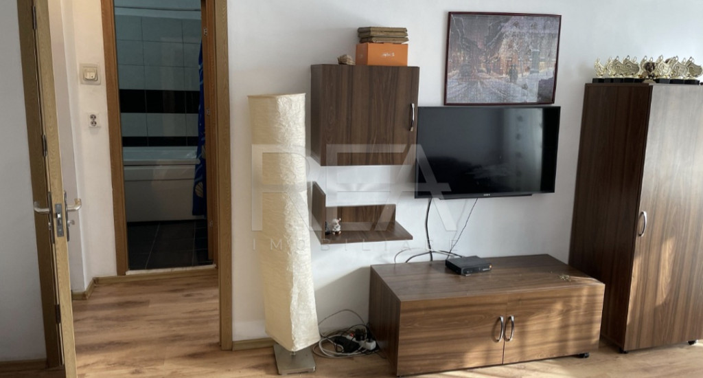 3 camere, et 7/10, bloc 1980, renovat-Gorjului