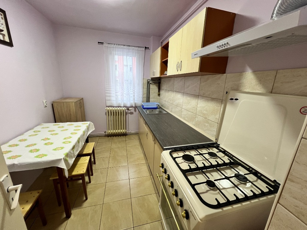 INCHIRIEZ apartament 2 camere semidecomandat, zona Mihai Viteazul