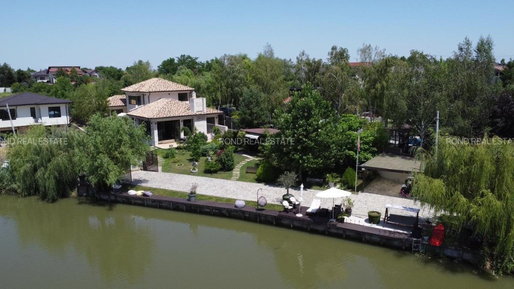 Imobil de lux pe malul lacului cu ponton, complet mobilat si utilat