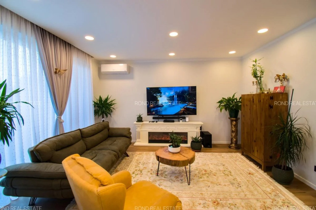 LOCUINTA PRIMITOARE, COMPLET MOBILATA SI UTILATA