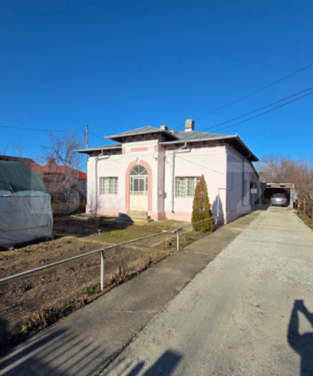 FORTĂREAȚĂ ȘI CONFORT: Casă Consolidată, Teren 809 mp