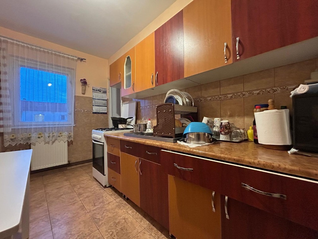Apartament 4 camere, decomandat, balcon, zona Gemenii!