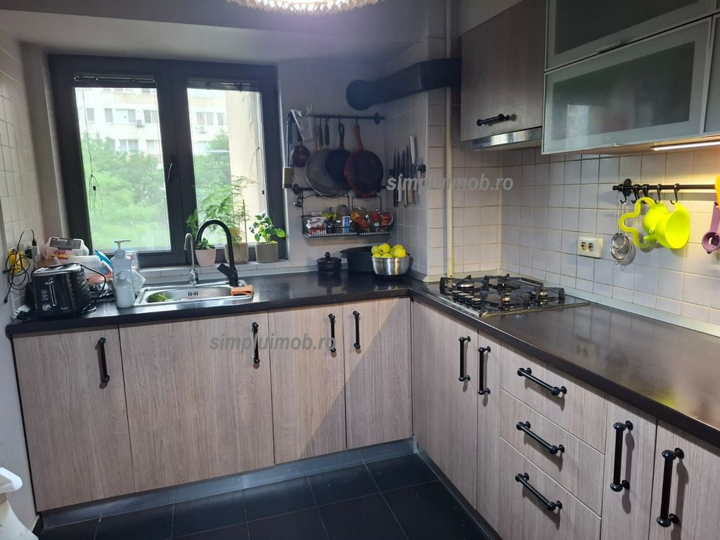 Bd Alexandru Obregia 3 camere renovat loc de parcare Sect...