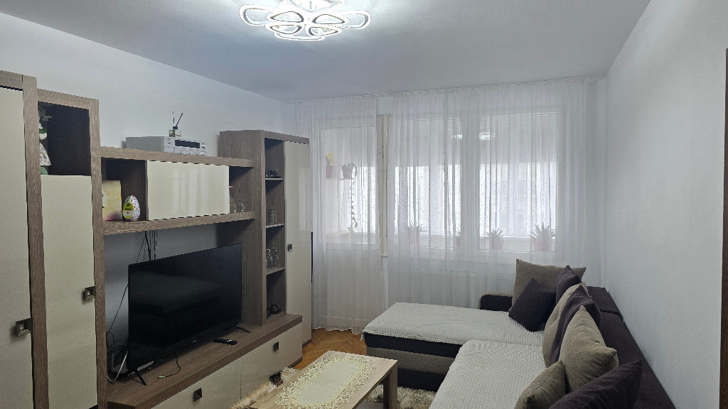 Inchiriez apartament 3 camere decomandat in Deva, zona I, Maniu