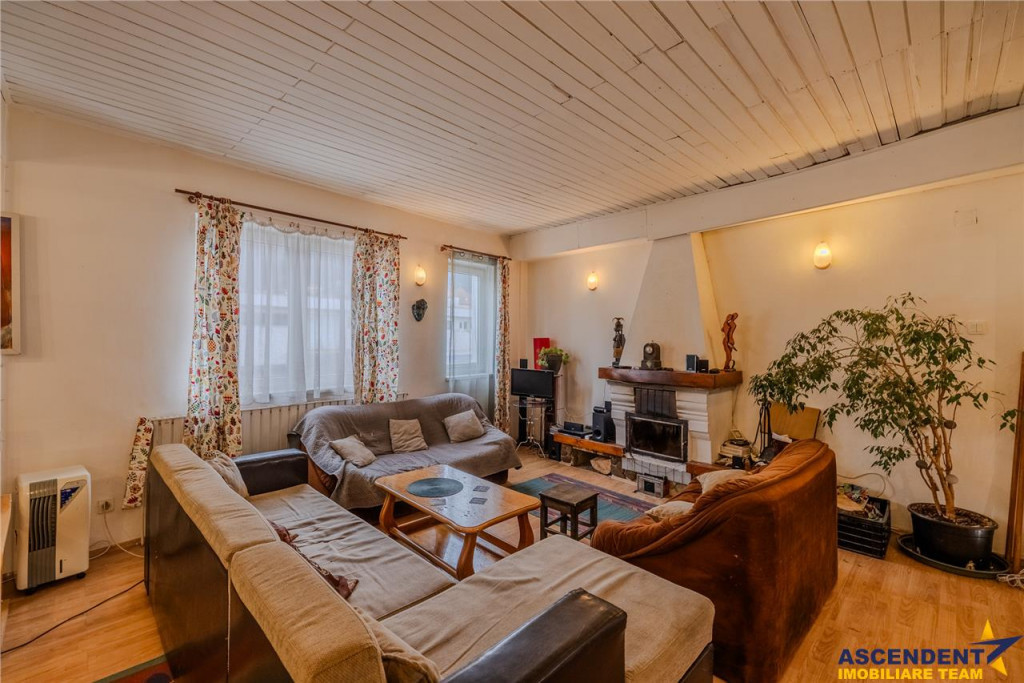 Locuinta cu caracter,doua niveluri,4 camere,terasa,garaj,cur