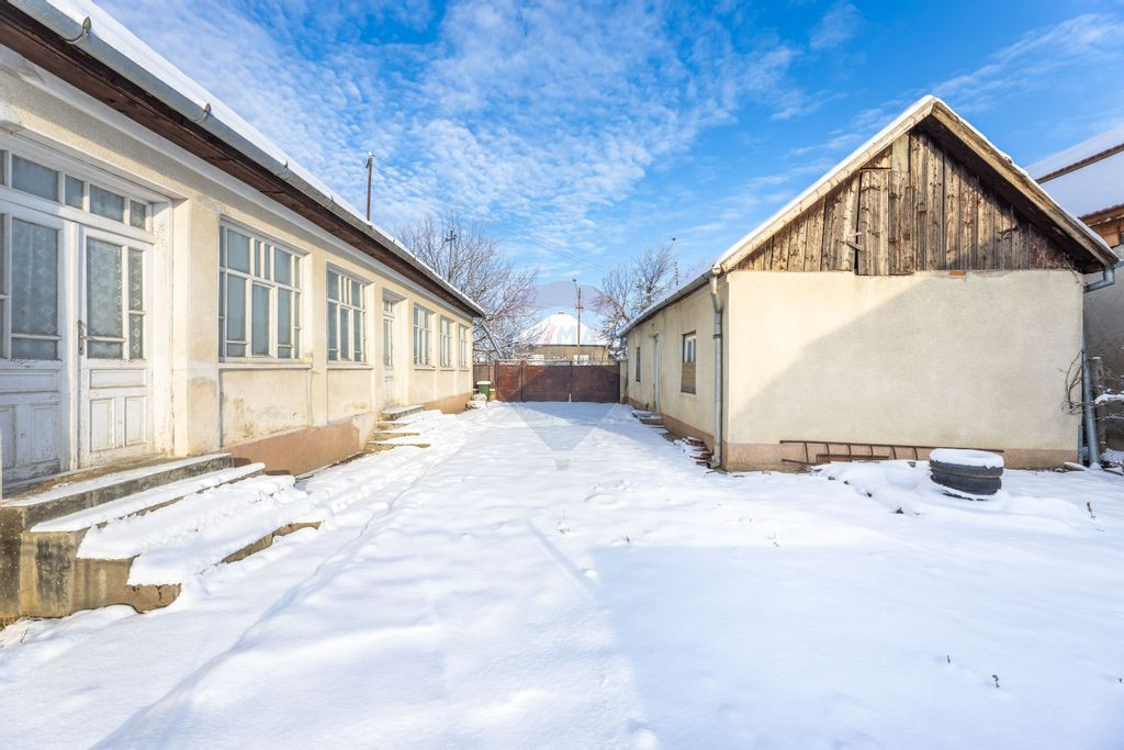 Proprietate cu două case și teren generos, cu toate uti...