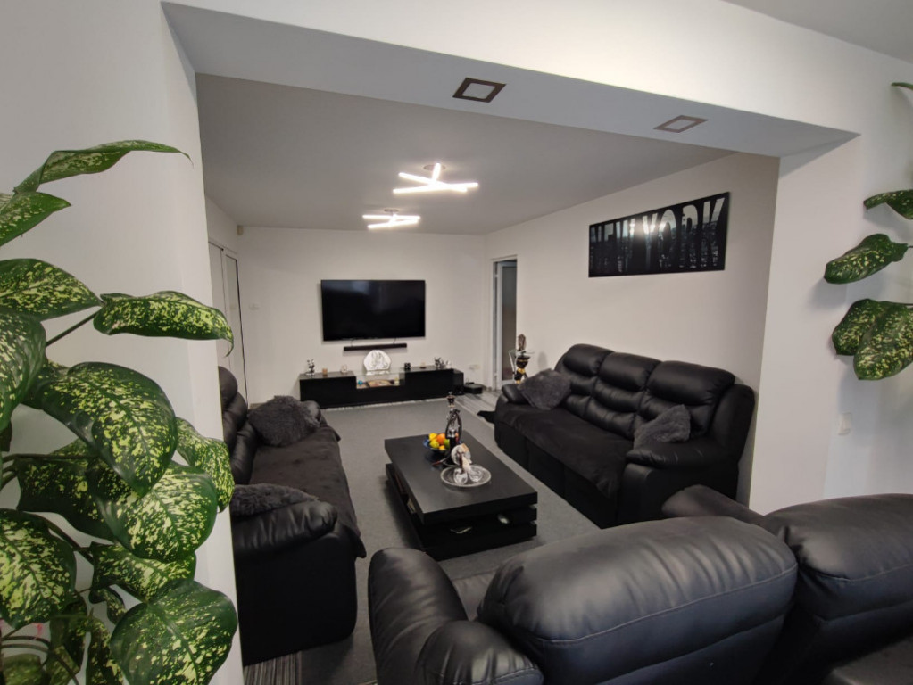 Apartament 3 camere, semidecomandat - zona Astra