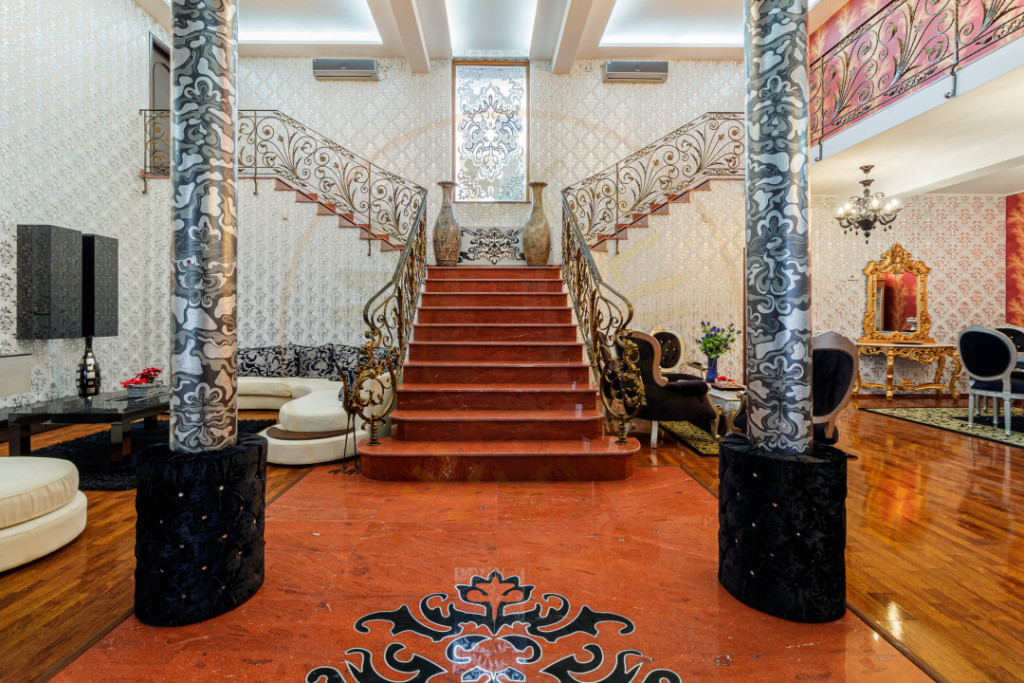 Casa impresionanta - Curte generoasa si Piscina - Otopeni!