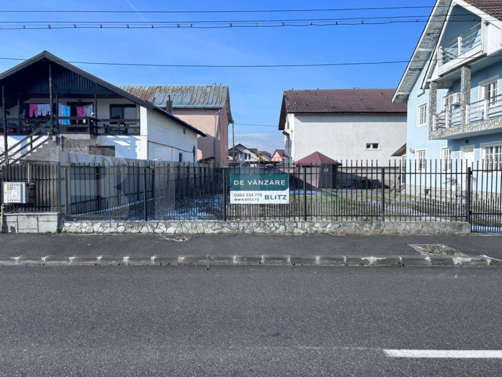 Teren Panduras cu vedere la lac