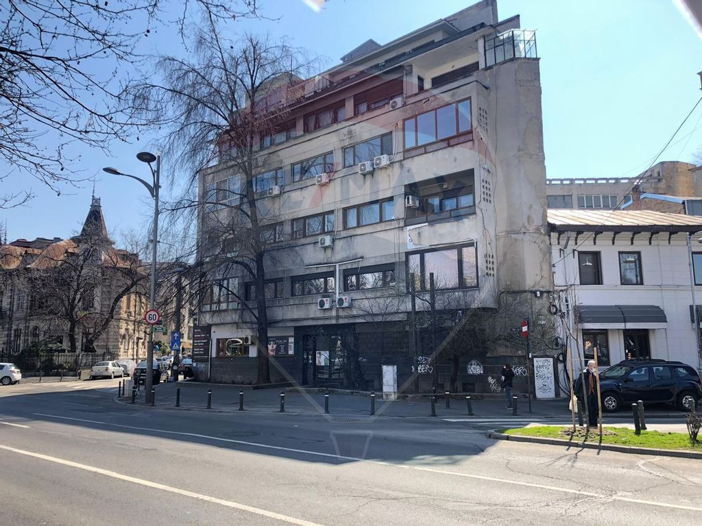 Apartament cu 4 camere nemobilat in P-ta Victoriei - Lasc...