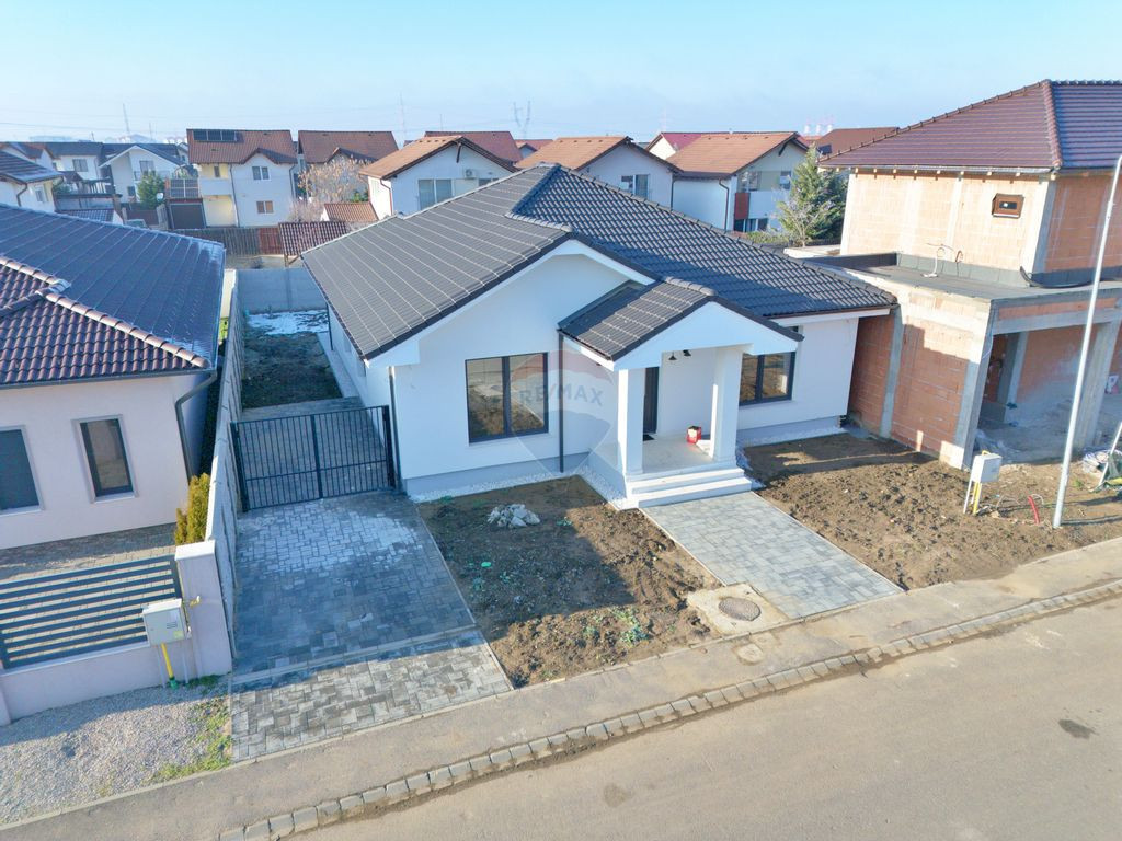 Vilă cu 4 camere de vânzare în Via Carmina