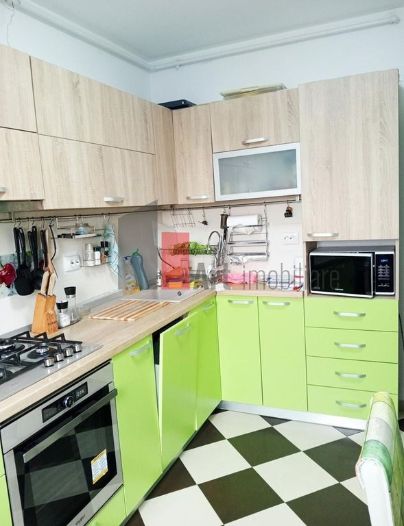 Vânzare apartament 3 camere cu centrală Apărătorii Pa...