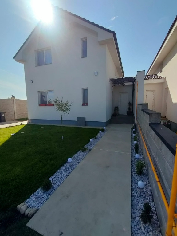 Poziționat intre case,finisaje calitate,duplex,Bucovat Remetea Mare