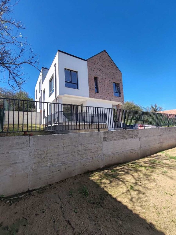 Duplex modern cu 4 camere și terasă, zonă verde – Tăuți