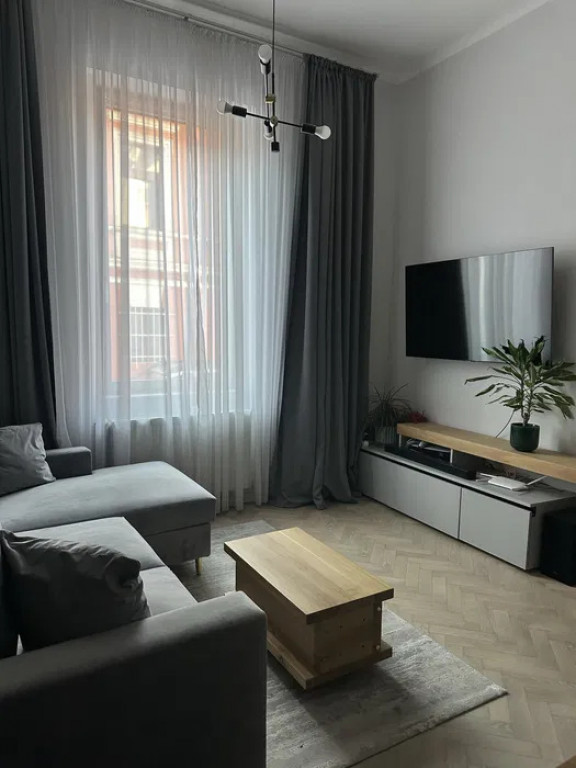 Apartament cu 2 camere si curte la casa in centrul Brasovulu