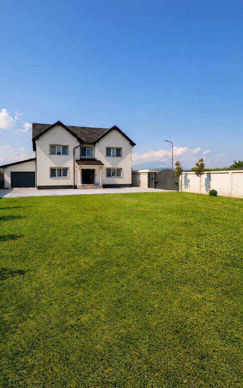 Casă modernă, 5 camere, Cristian, jud. Brașov, curte mare