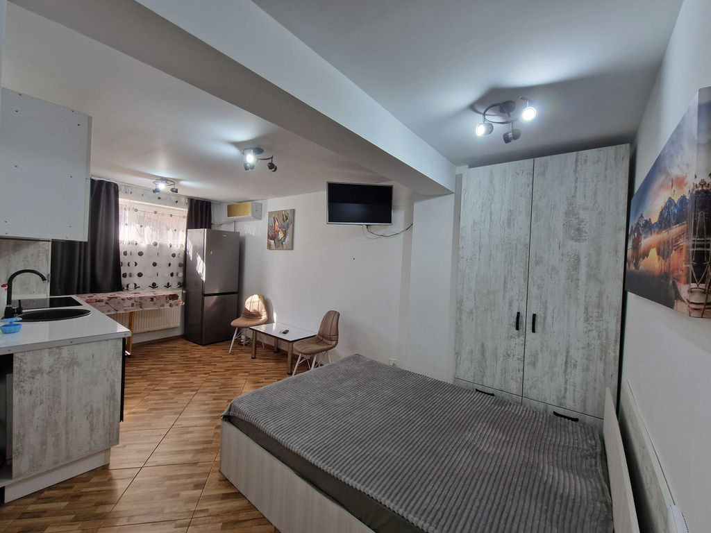 GARSONIERA 30MP, EROII REVOLUTIEI