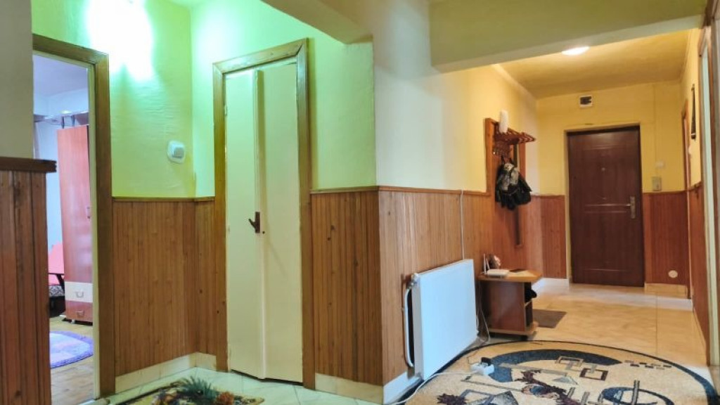 Apartament 4 camere in Simeria, zona 1 Decembrie, et 1