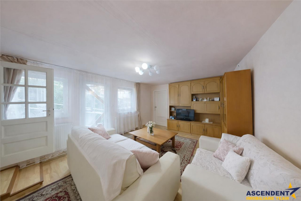 Un colt de liniste la poalele Tampei, Schei: Casuta singura