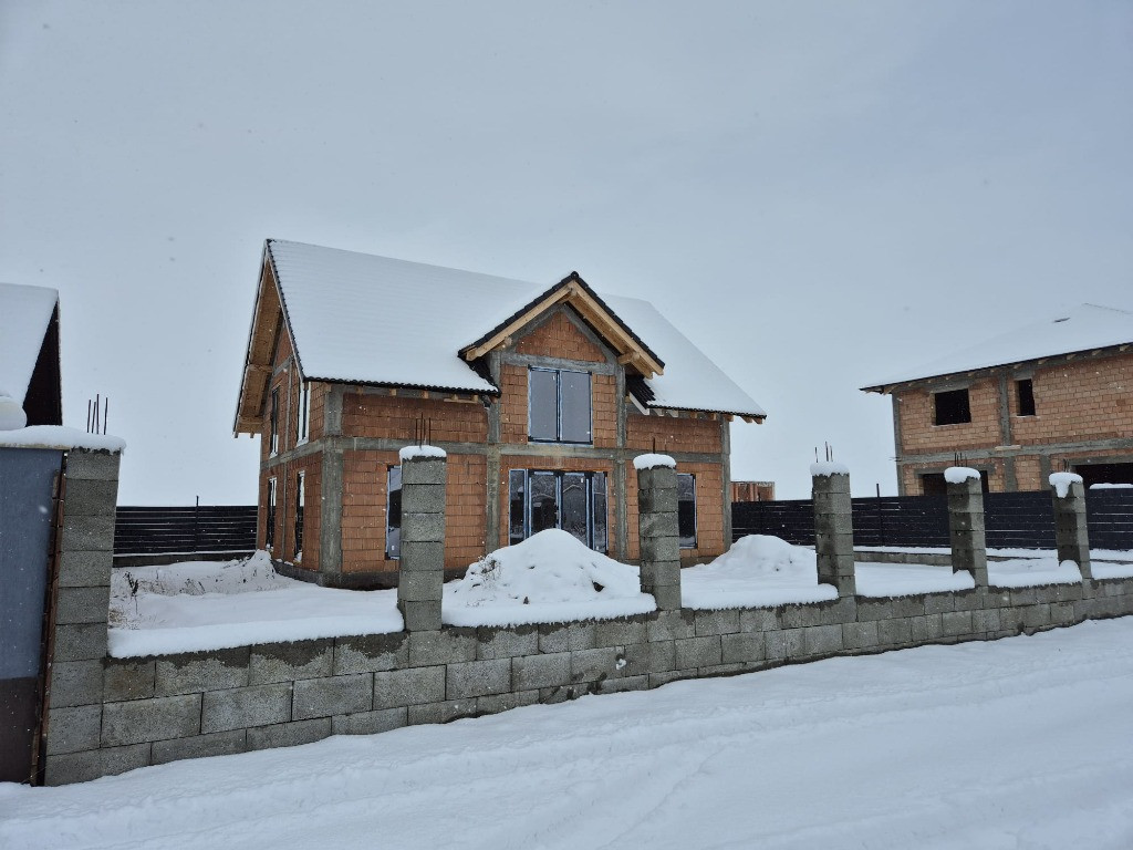 Casa la rosu, intabulata cu AC pana in 9/2027 Sacele Raza Soarelui