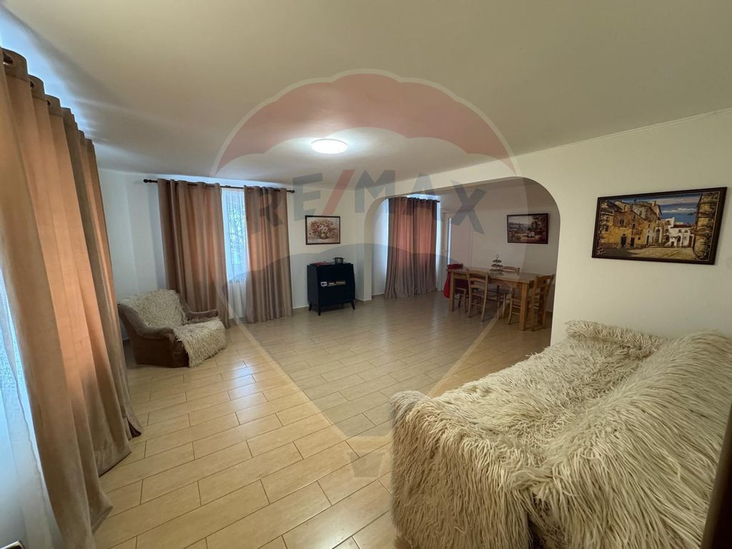 Casă / Vilă cu 6 camere de vânzare în zona Darmanesti