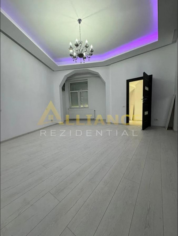 { Metrou UNIVERSITATE } Apartament 4 camere