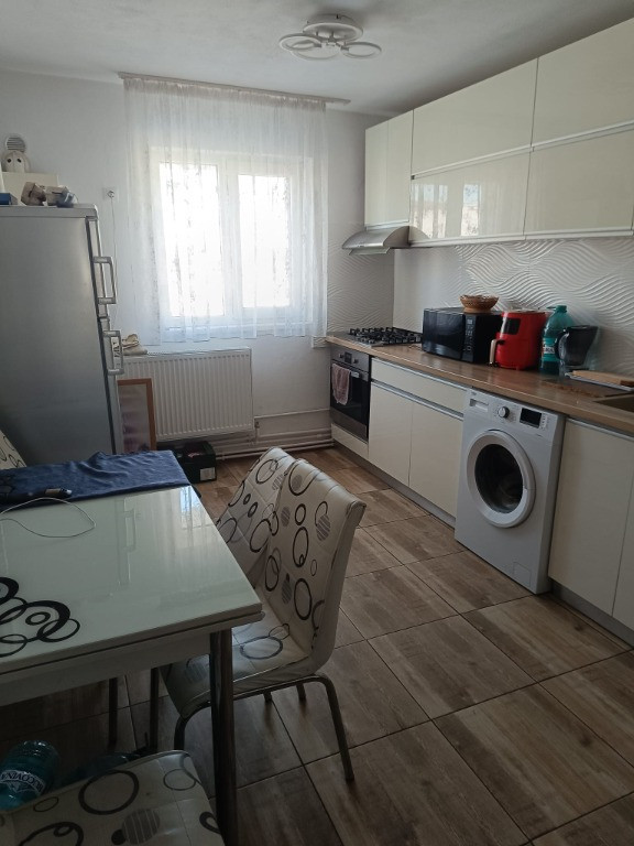 Apartament 2 camere et 4