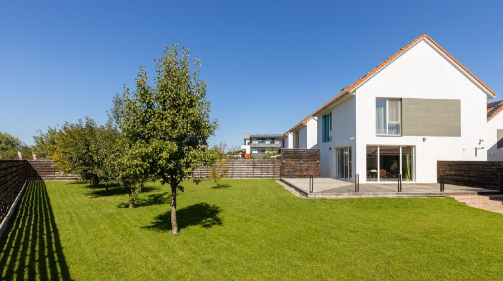 Casa individuala cu 4 camere, 120 mp util plus curte de 700