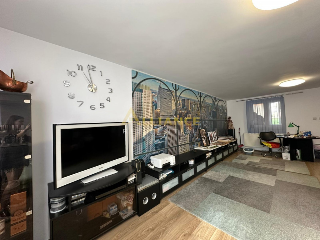 Casa individuala cu curte proprie si spatiu comercial