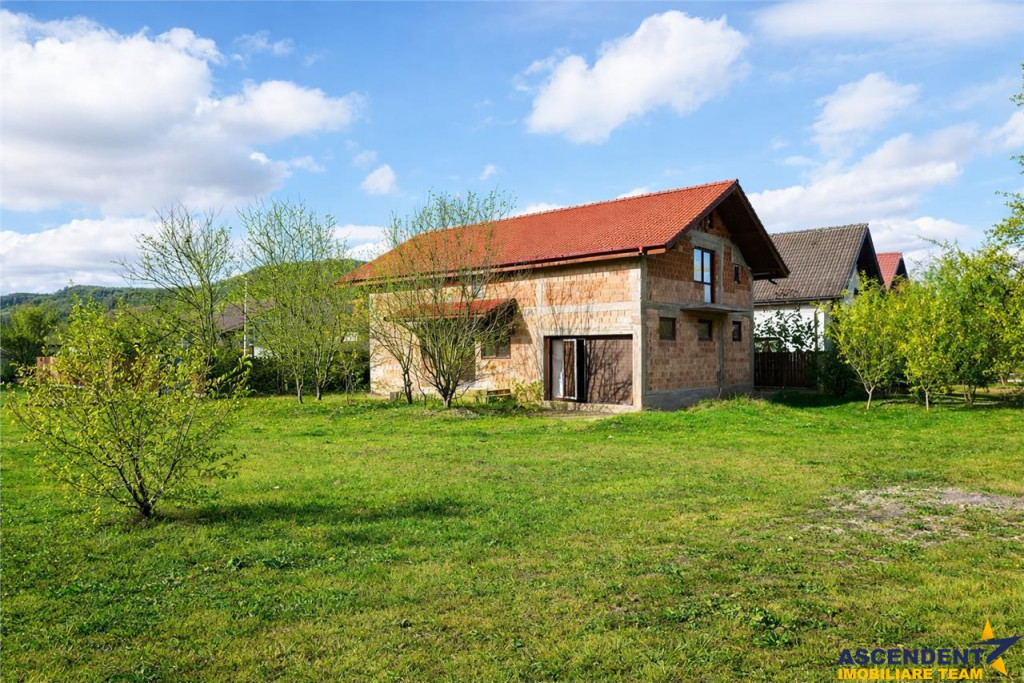 Casa la rosu cu 3 dormitoare, garaj si bransamente utilitati