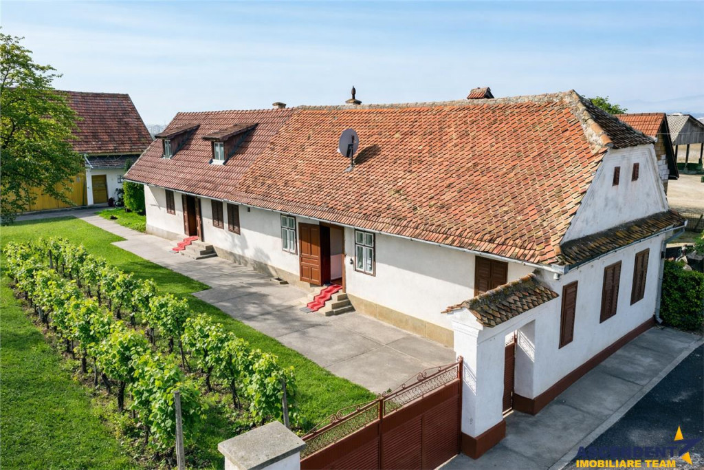 De sau schimb cu garsoniera Brasov. Casa autentica cu sura,