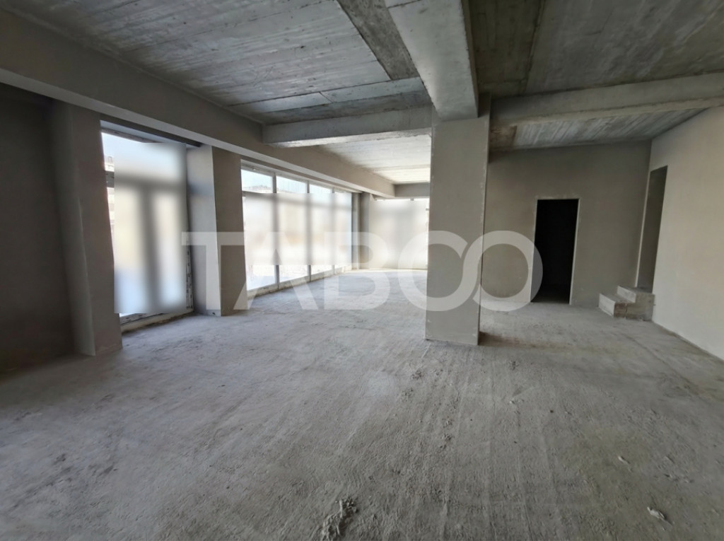 Spatiu Comercial 138 mp utili cu 8 locuri de parcare - Vitri