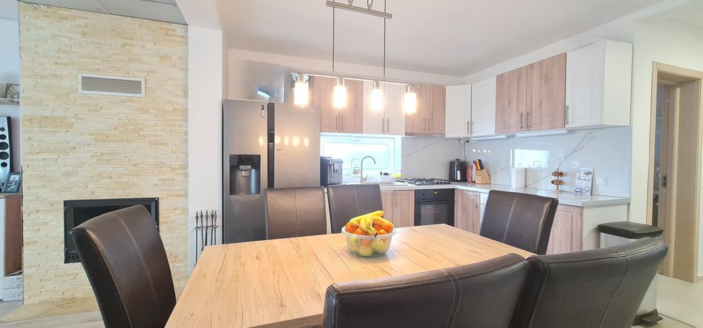 Casa 4 camere semimobilata in Cartier Izvor Tarlungeni Br...