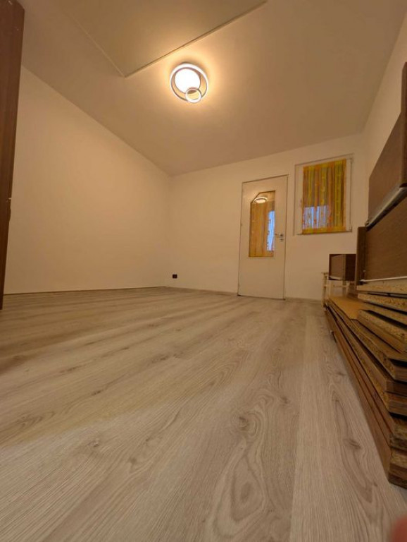 Garsoniera Tractorul-piata,etajul 1,53500 Euro