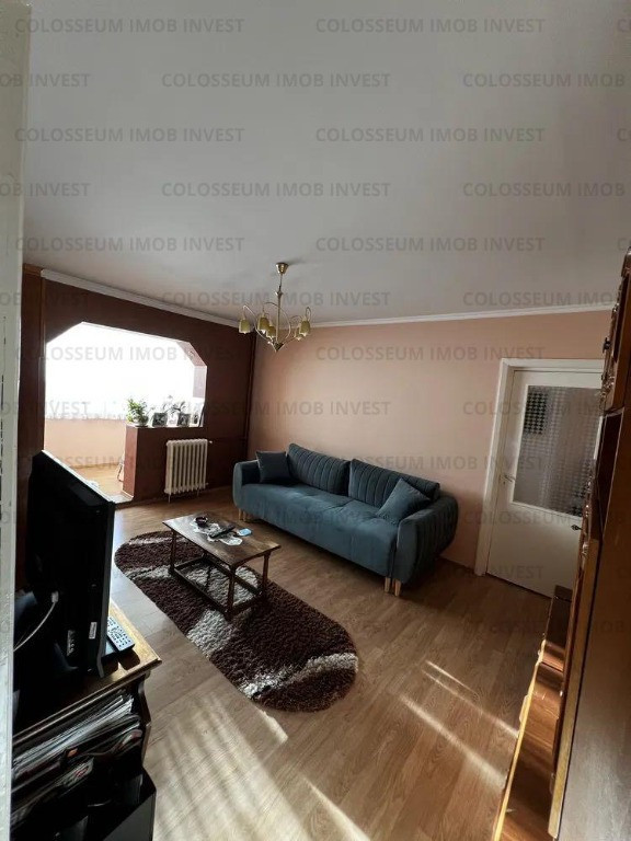 Apartament cu 3 camere,2 bai, semidecomandat-Cartierul Florilor