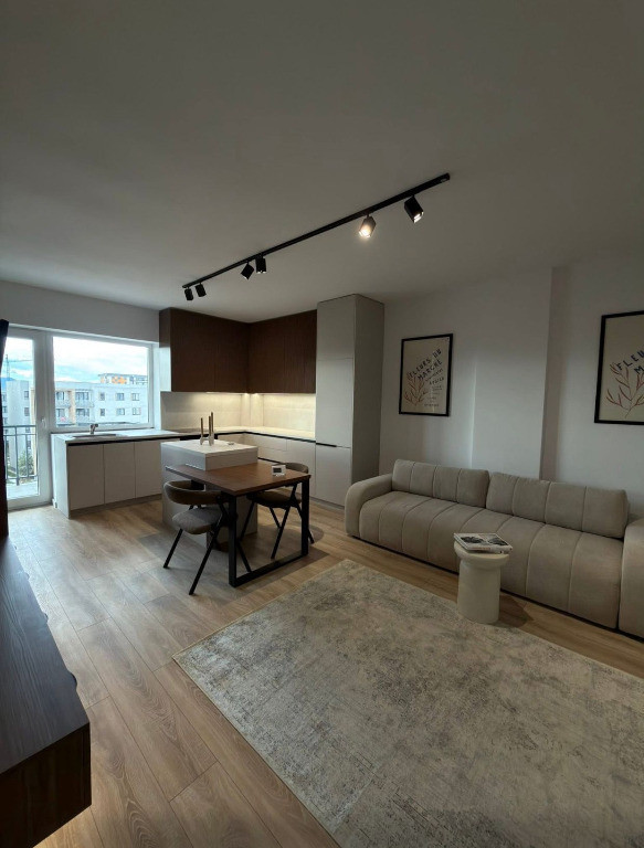 Apartament 2 camere, decomandat - zona Tractorul