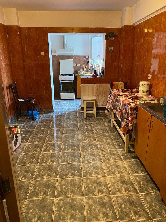 Vând apartament 4 camere