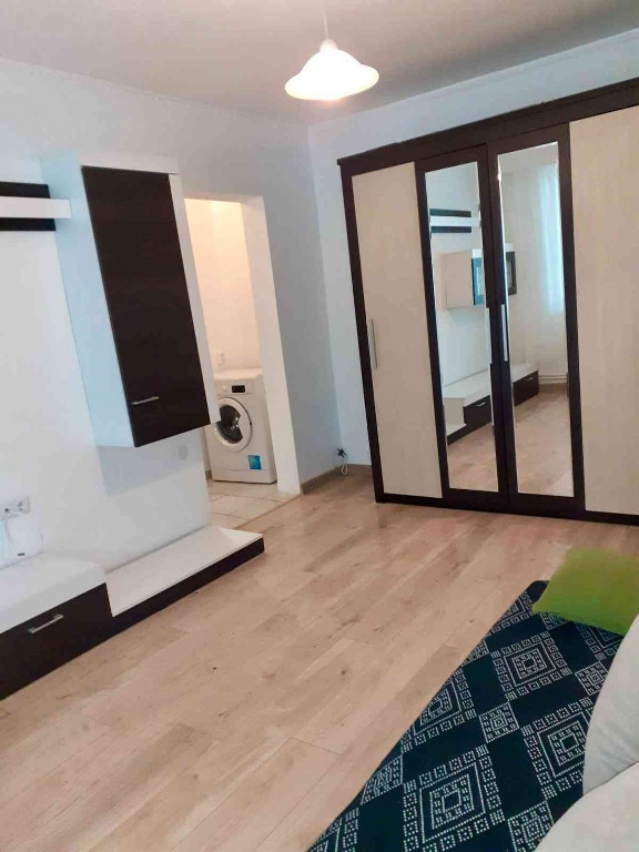 Închiriez apartament 2 camere in spatele liceulului Cerna