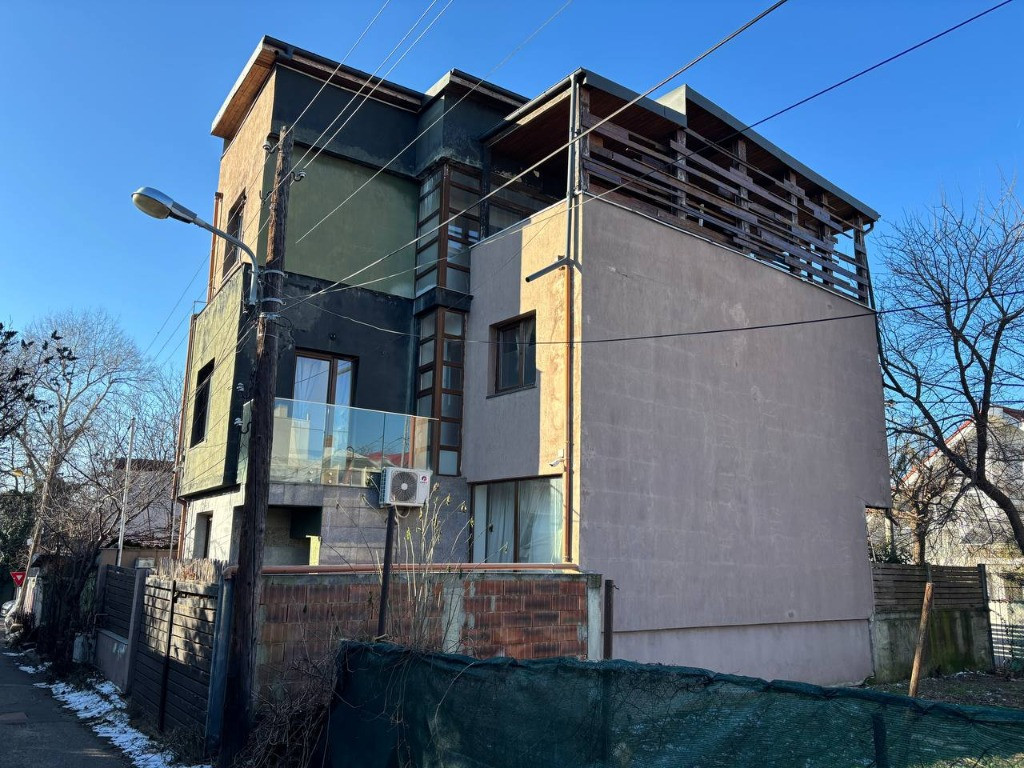 Vila langa lacul Baneasa, parcul Herastrau, zona Nord, Str. Garlei